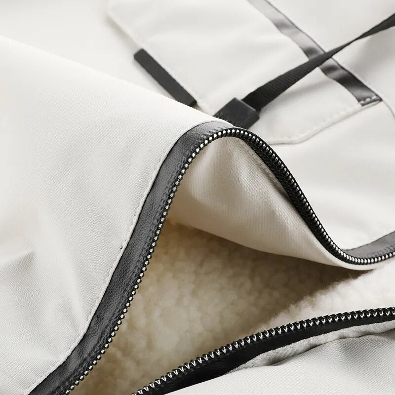 Detail van de rits en knoopsluiting op de stijlvolle heren winterparka.