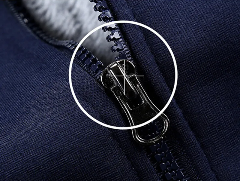 Vooraanzicht van een stijlvol heren capuchonjack, perfect voor een casual, moderne look. Onmisbare bovenkleding.