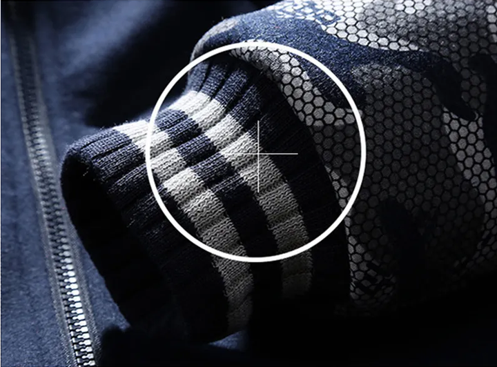 Detailopname van de capuchon en trekkoorden van het comfortabele heren capuchonjack. Warm en praktisch.
