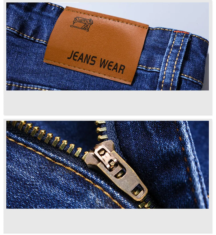 Model draagt een rechte blauwe heren jeans, rekbaar en comfortabel, toont de pasvorm.