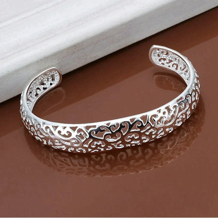 Dames verzilverde filigraan armband, elegant en verstelbaar, close-up van het delicate patroon.