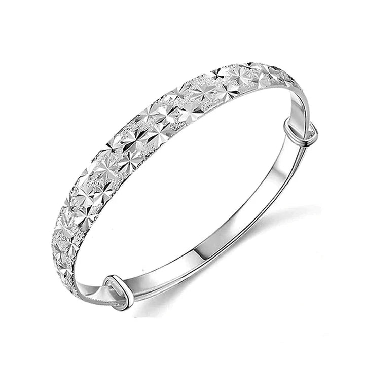 Verstelbare verzilverde sterarmband voor dames, ideaal als elegant sieraad of cadeau.