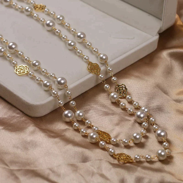 Lange dames parelketting, elegant tijdloos sieraad. Luxe mode-accessoire met glanzende parels. Ideaal geschenk.