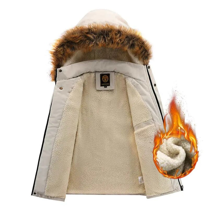 Achterkant van de robuuste heren winterparka, warm en comfortabel.