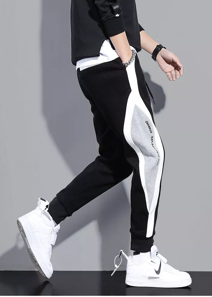 Losvallende, comfortabele heren casualbroek. Perfecte joggingsbroek voor vrijetijdskleding en sport.