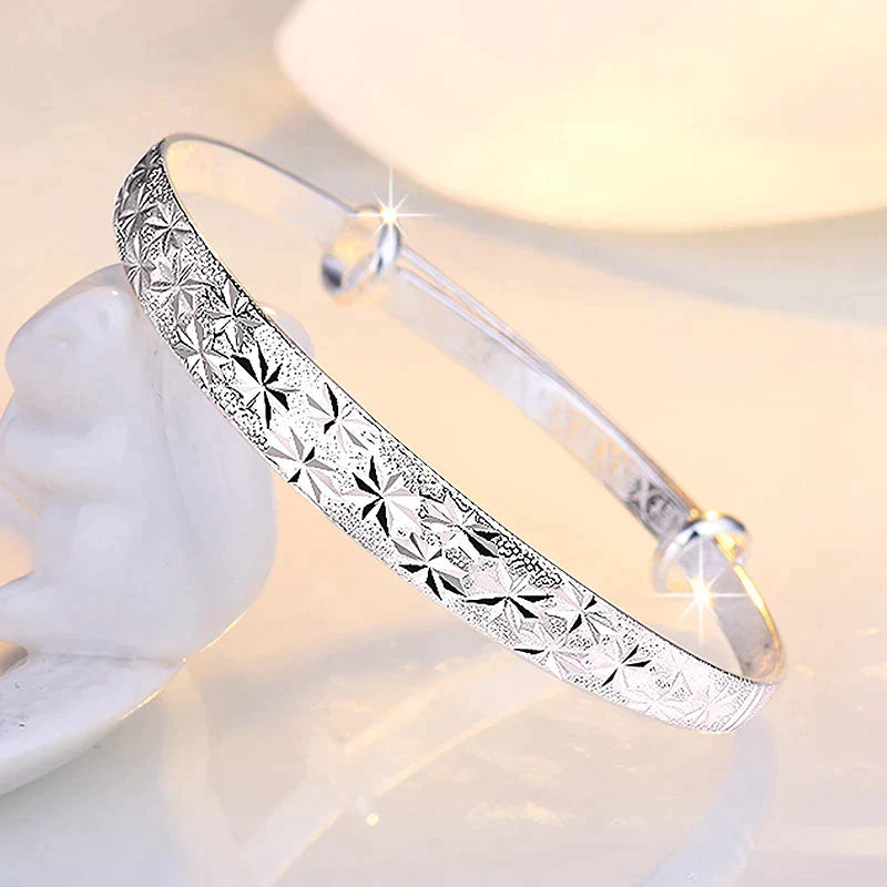Verfijnde dames sterarmband, glanzend verzilverd sieraad, verstelbaar en elegant voor vrouwen.