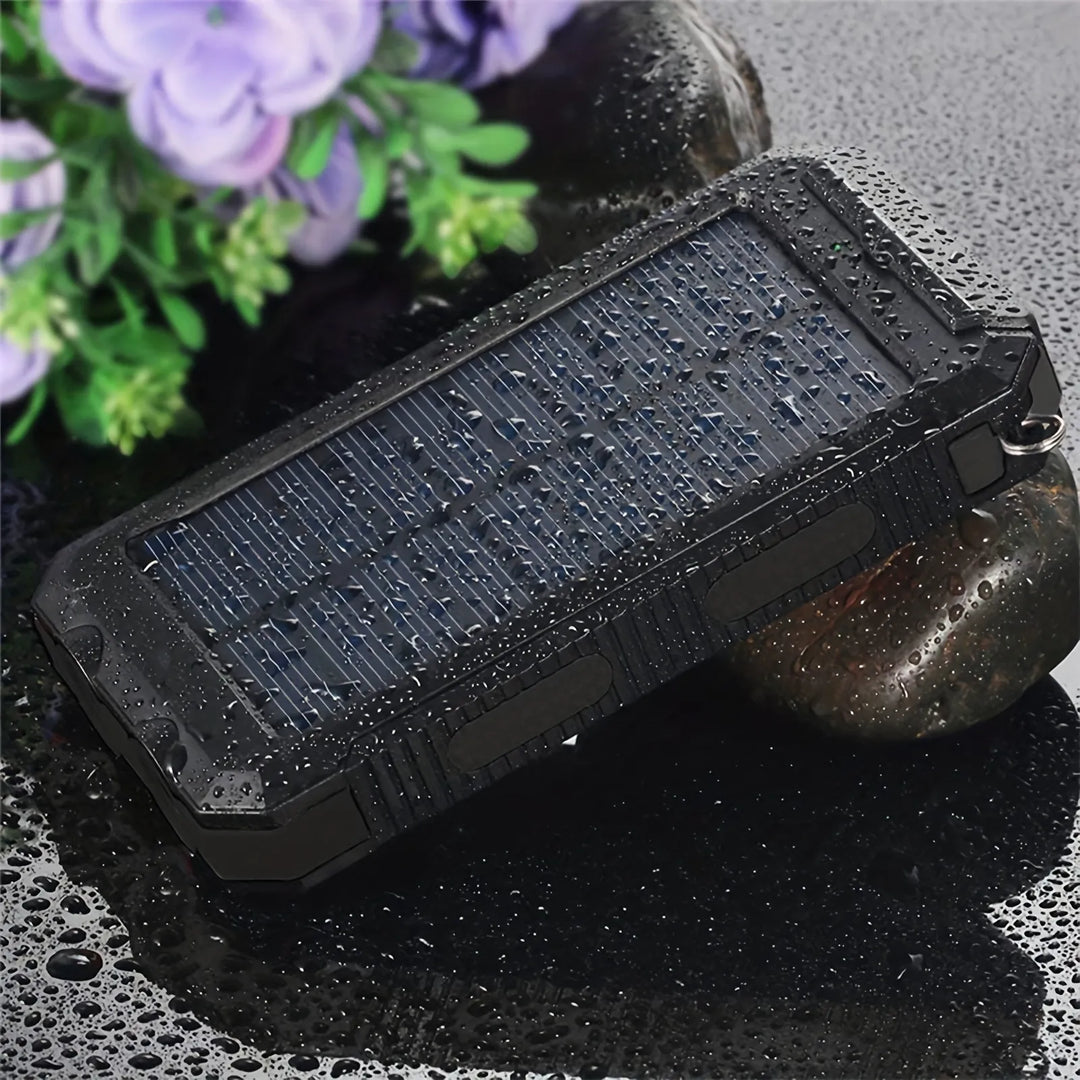 Compacte zonne powerbank met zaklamp, ideaal voor kamperen, backpacken en noodstroom onderweg.