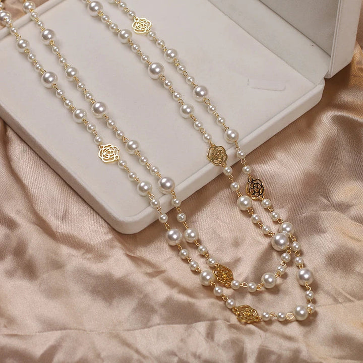 Detailfoto van lange parelketting. Glanzende parels en delicate schakels. Elegant dames sieraad voor elke gelegenheid.