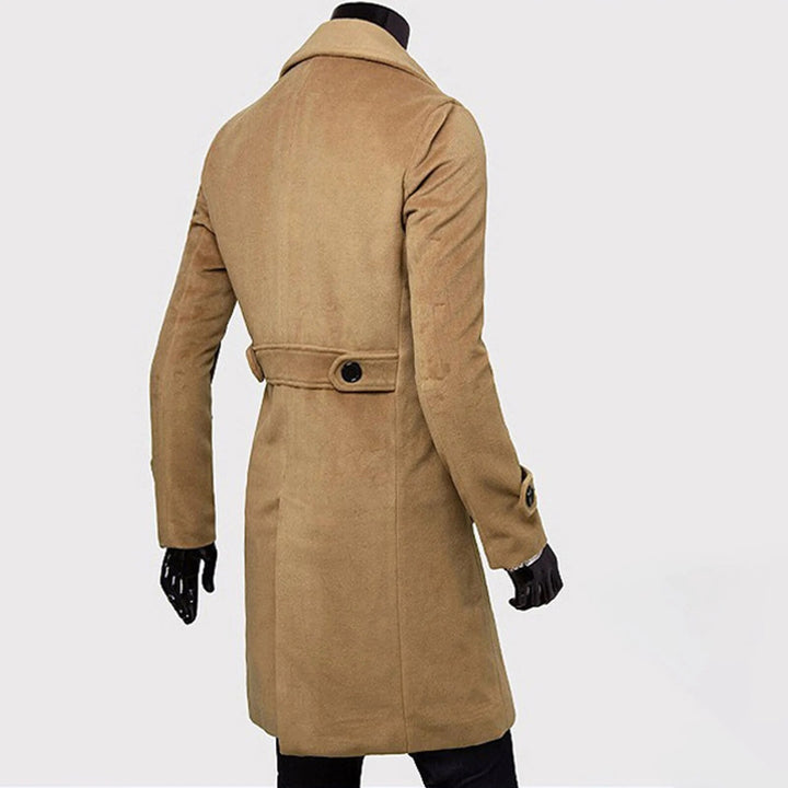Man draagt klassieke Britse heren trenchcoat, winddichte jas met dubbele knopen. Elegante en lange overkleding.