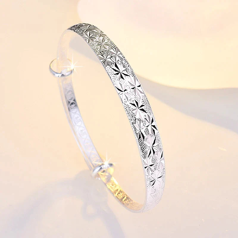 Elegante verzilverde damesarmband met sterren, verstelbaar en tijdloos modeaccessoire.