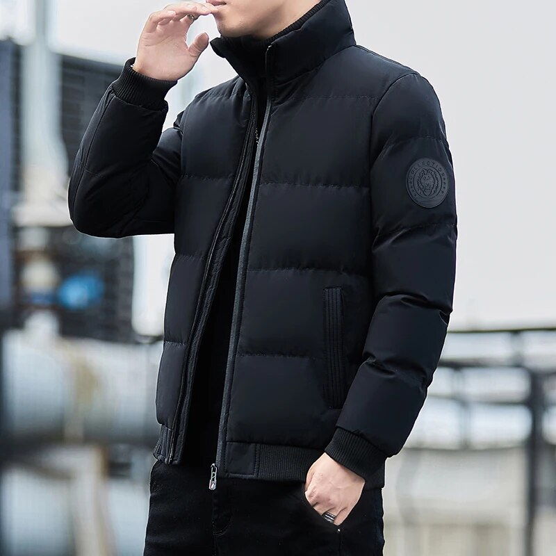 Zwarte gewatteerde herenjas, comfortabel en stijlvol, essentiële warme bovenkleding voor de winter.