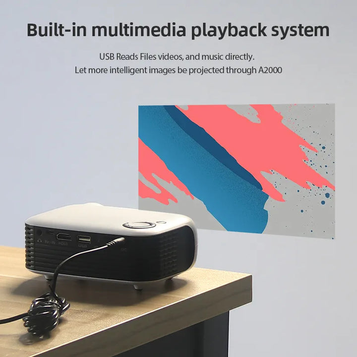 Hand houdt compacte mini projector vast, benadrukt draagbaarheid voor entertainment onderweg.
