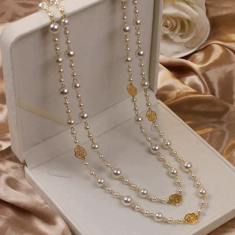 Lange parelketting als elegant mode-accessoire om de nek gedragen. Tijdloze damesketting, perfect voor statement look.