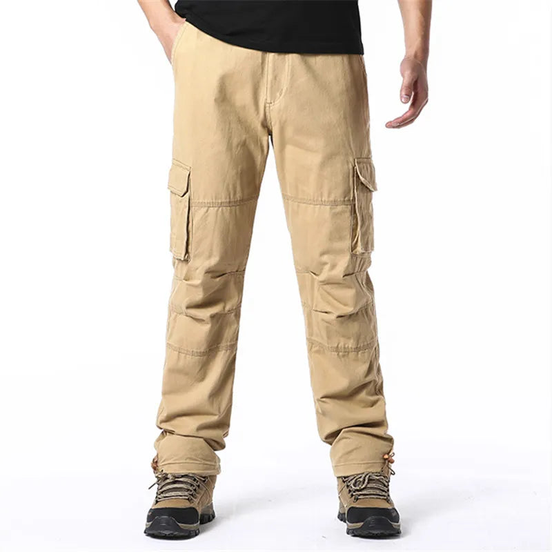 Veelzijdige heren cargobroek, casual en praktisch, met grote zakken voor mode en functionaliteit.