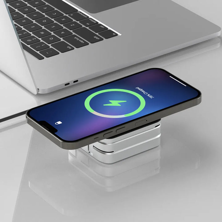 Uitgevouwen 3-in-1 laadstation met telefoon, smartwatch en draadloze oordopjes die gelijktijdig opladen.