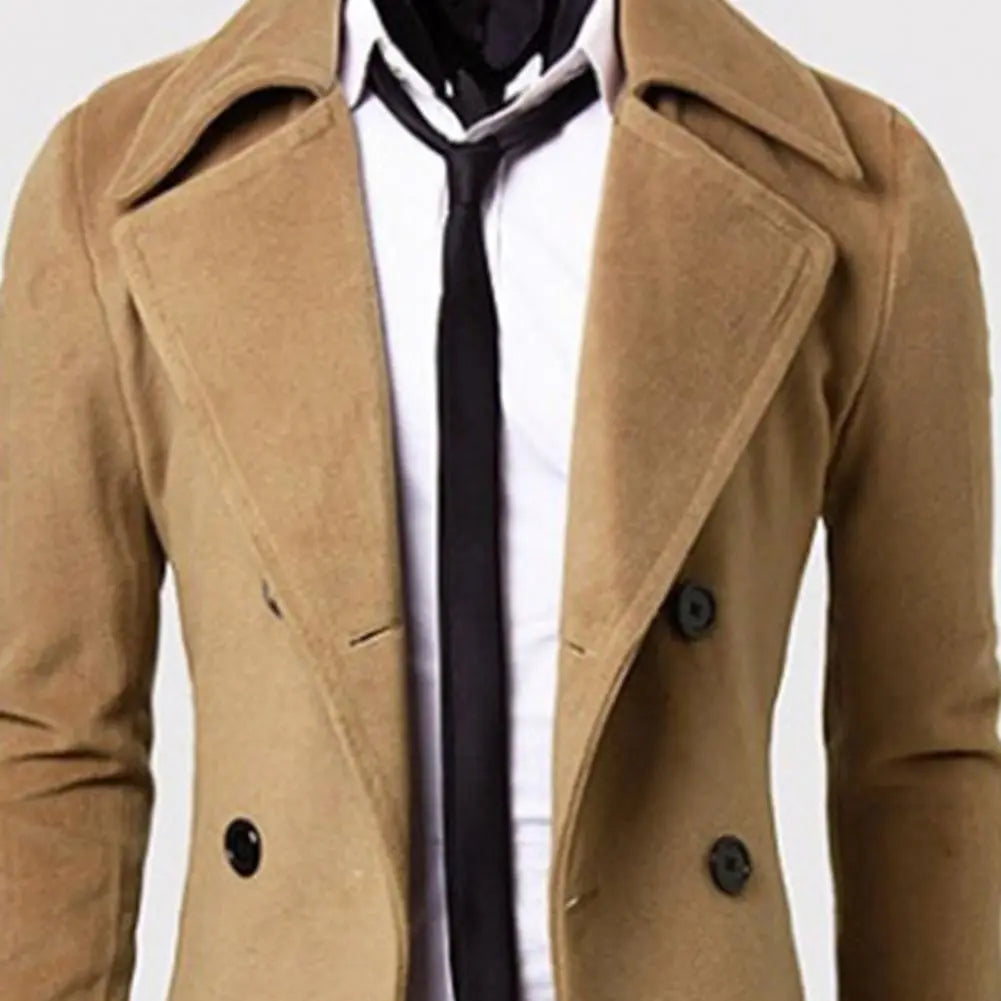 Heren trenchcoat in detail, dubbele knopen en winddichte stof. Kwalitatieve en stijlvolle Britse overkleding.