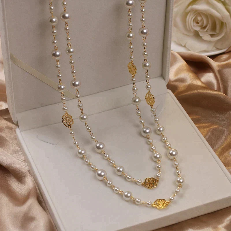 Hoogwaardige lange parelketting voor dames. Glanzende witte parels, een luxe en tijdloos sieraad. Perfect geschenkidee.