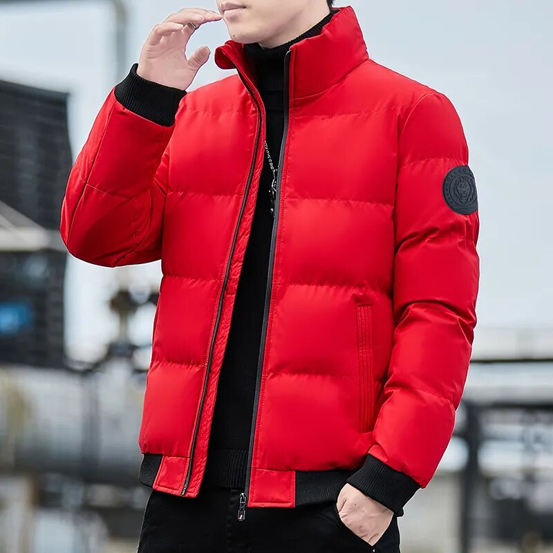 Opvallende rode gewatteerde heren winterjas, warm en comfortabel, trendy wintermode voor mannen.