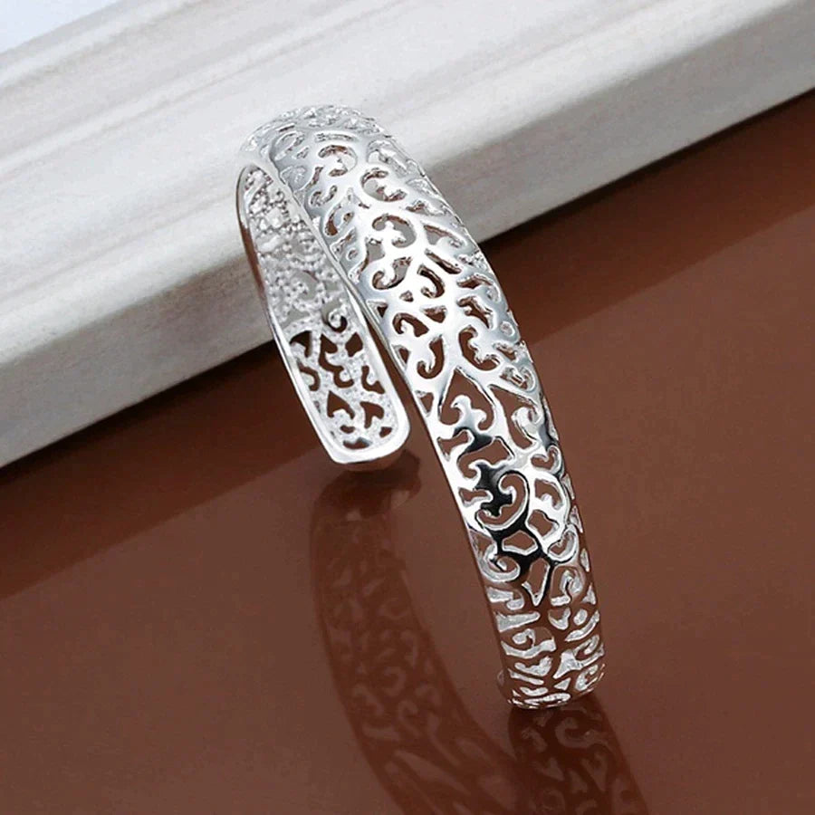 Detail van de verstelbare sluiting van de verzilverde filigraan armband voor dames.