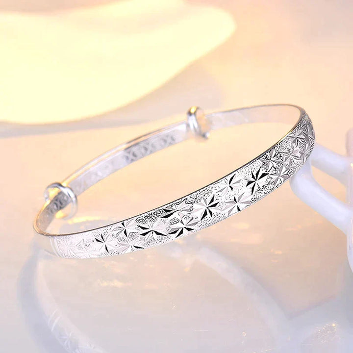 Verzilverde sterarmband, comfortabel en verstelbaar, perfect als cadeau of elegant dames sieraad.