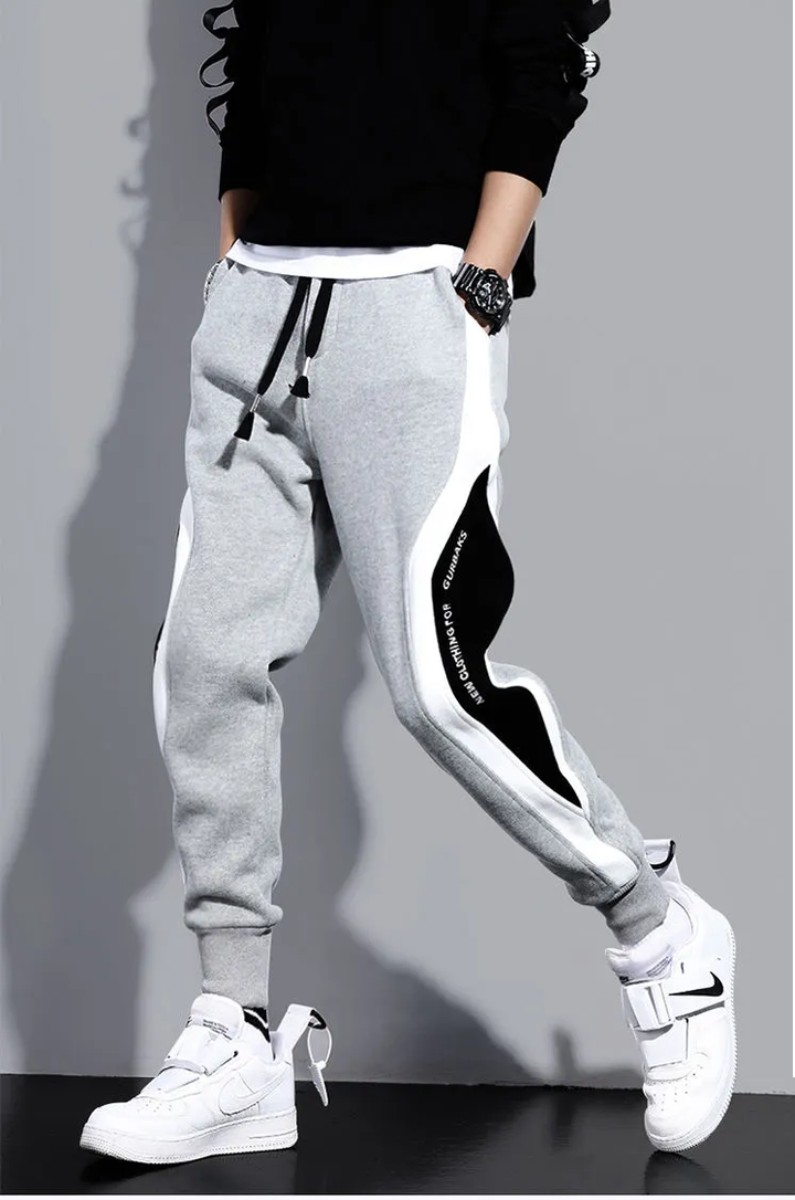Heren joggingsbroek met contrasterend patchwork design, losvallende pasvorm en ultiem draagcomfort.