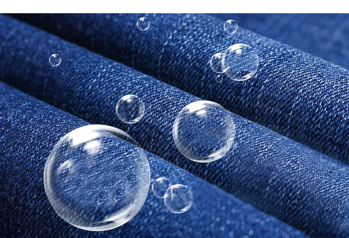 Herenmode: zwarte rechte casual jeans, comfortabel en rekbaar voor dagelijks dragen.