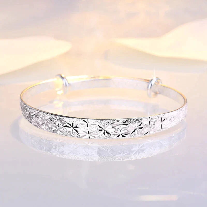 Minimalistische sterarmband, modern verzilverd design, verstelbaar en elegant voor dames.