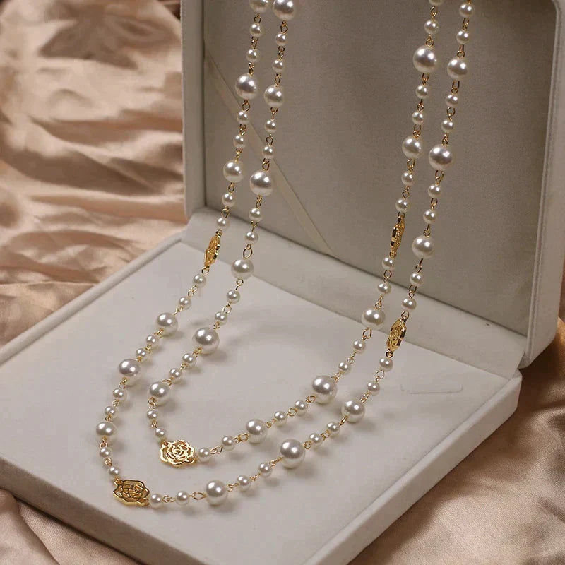 Tijdloze lange parelketting, veelzijdig dames sieraad. Elegant accessoire voor zowel formele als casual mode. Luxe geschenk.