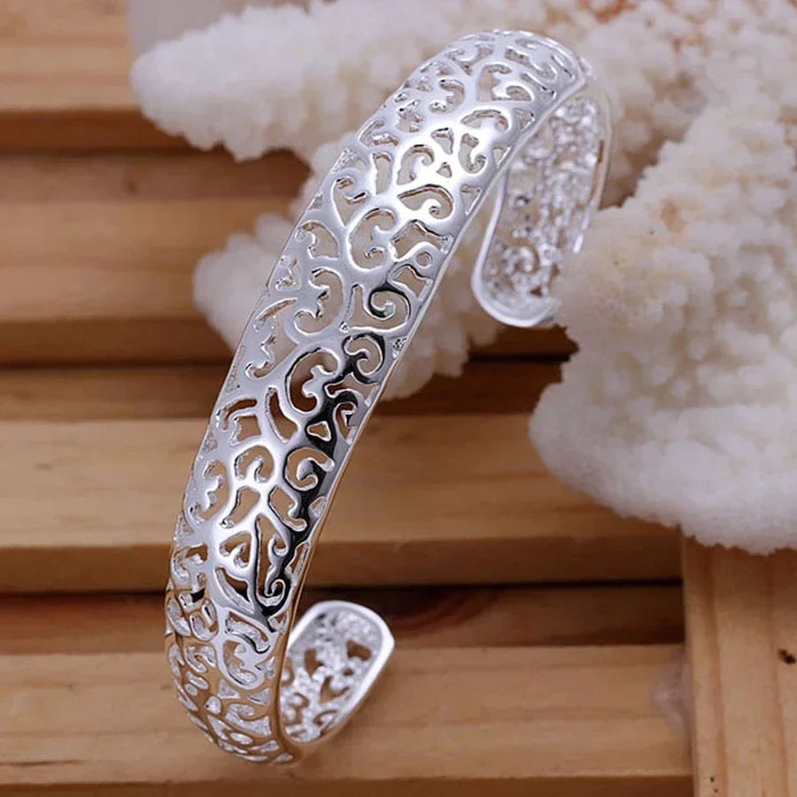 Prachtige verzilverde filigraan armband, handgemaakt design, ideaal als cadeau voor vrouwen.