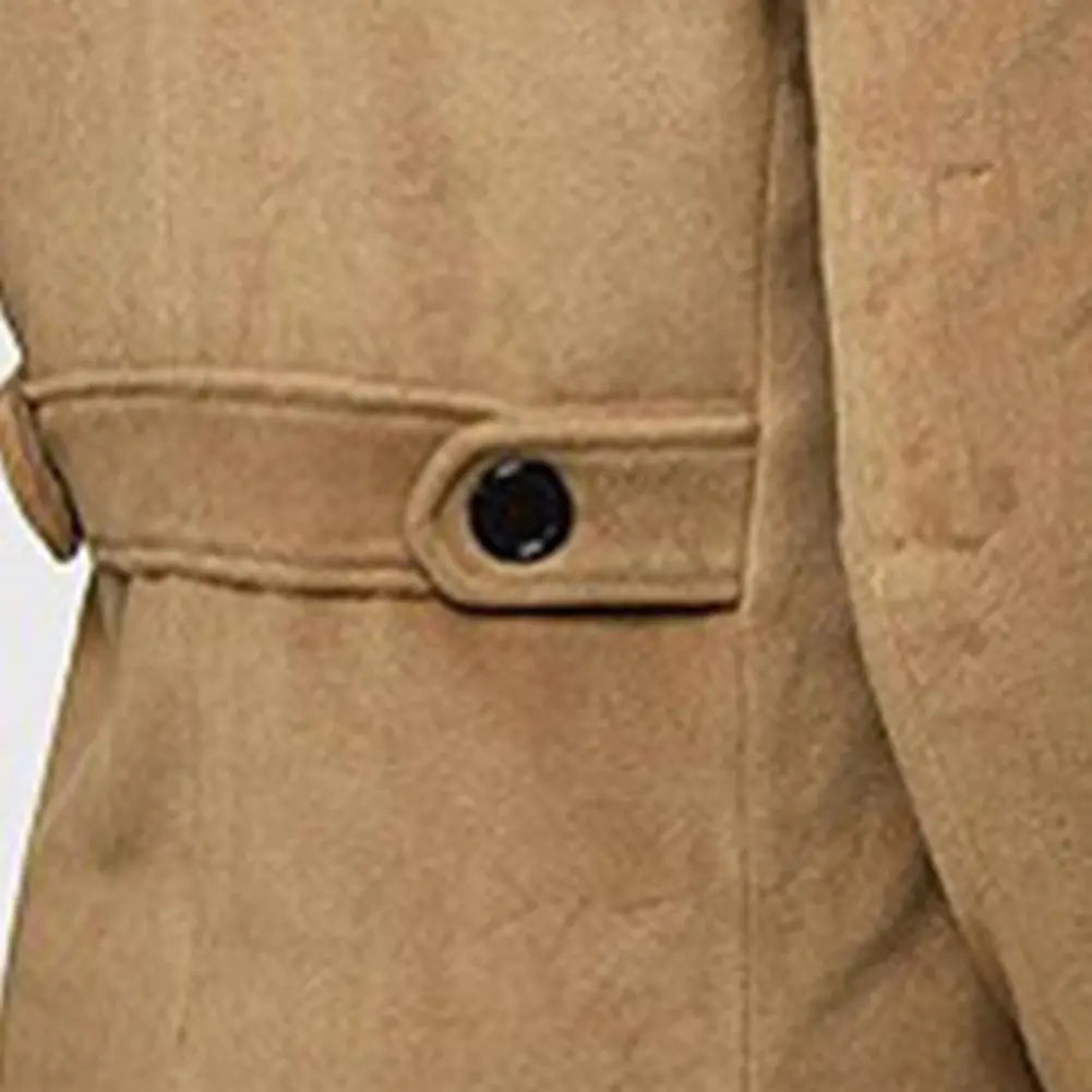 Achterzijde klassieke heren trenchcoat, lange winddichte jas met riem en dubbele knopen. Stijlvolle overkleding.