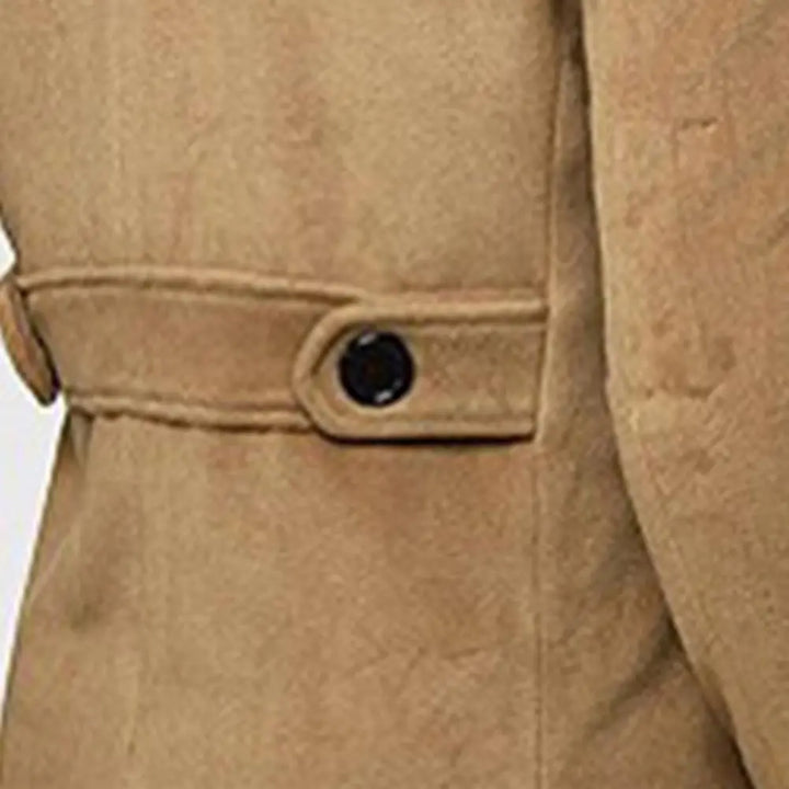 Achterzijde klassieke heren trenchcoat, lange winddichte jas met riem en dubbele knopen. Stijlvolle overkleding.