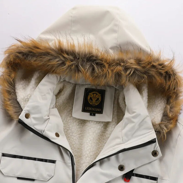Functioneel herenjack, ideaal voor winterse buitenactiviteiten, winddicht.