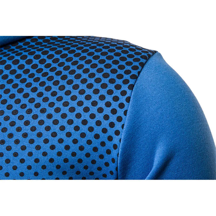 Gedetailleerde textuur van het heren sportvest met ritssluiting en de unieke polka dot print.