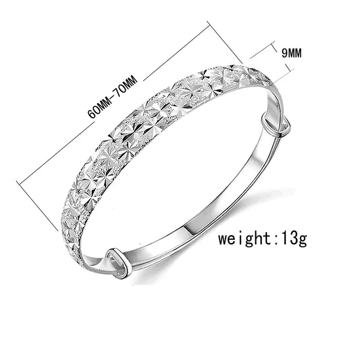 Charmante verzilverde sterarmband voor dames, combineert elegantie met verstelbaar comfort.