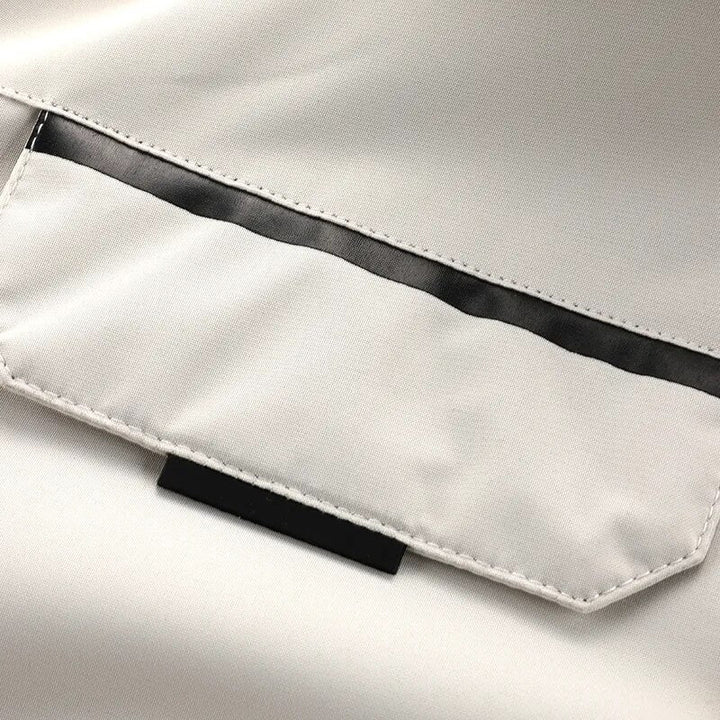Detail van de mouw en verstelbare manchet van de winddichte herenparka.