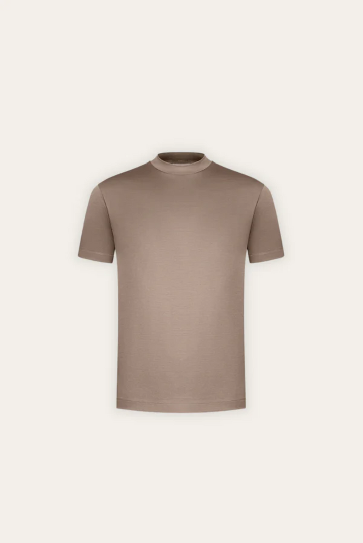 Detail van het zachte, glanzende oppervlak van het merceriseerde katoenen heren T-shirt.