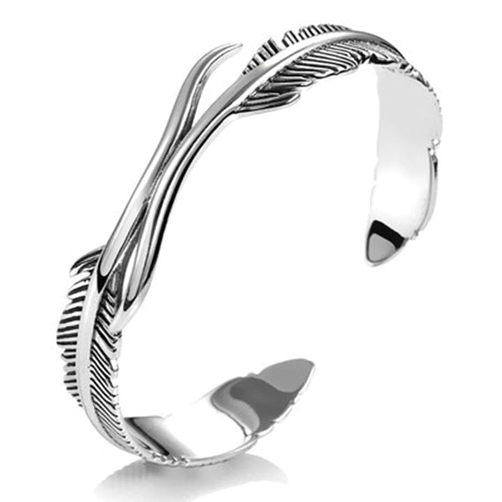 Unisex verzilverde armband met gedetailleerde veren. Verstelbaar, elegant sieraad en accessoire.
