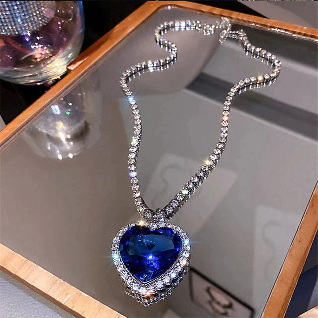 Dames blauw hart kristal ketting, elegant verzilverd sieraad met sprankelende zirkonia stenen.