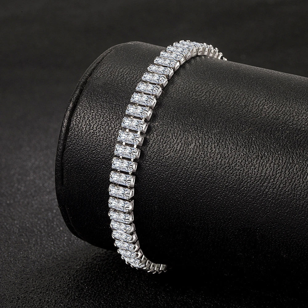 Verstelbare verzilverde damesarmband met glanzende kristallen. Een luxe en elegant sieraad.