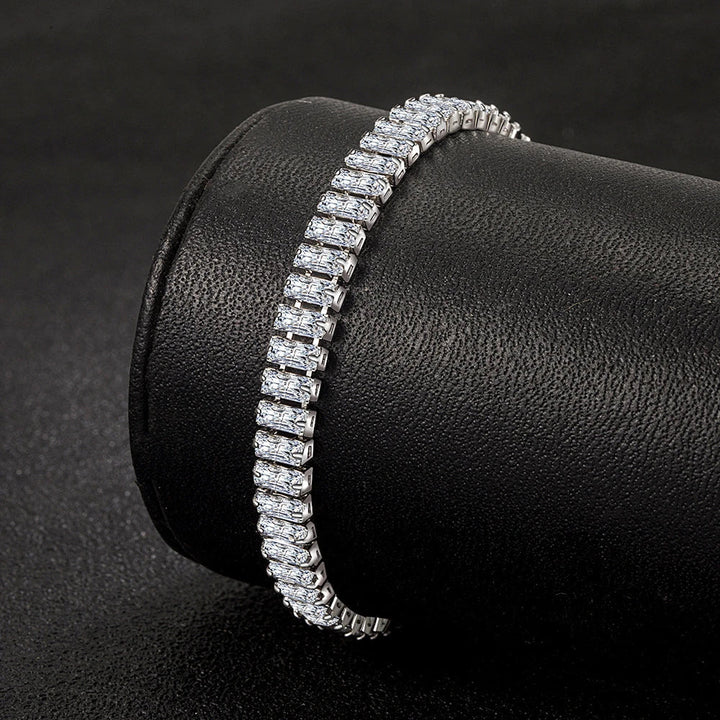 Verstelbare verzilverde damesarmband met glanzende kristallen. Een luxe en elegant sieraad.