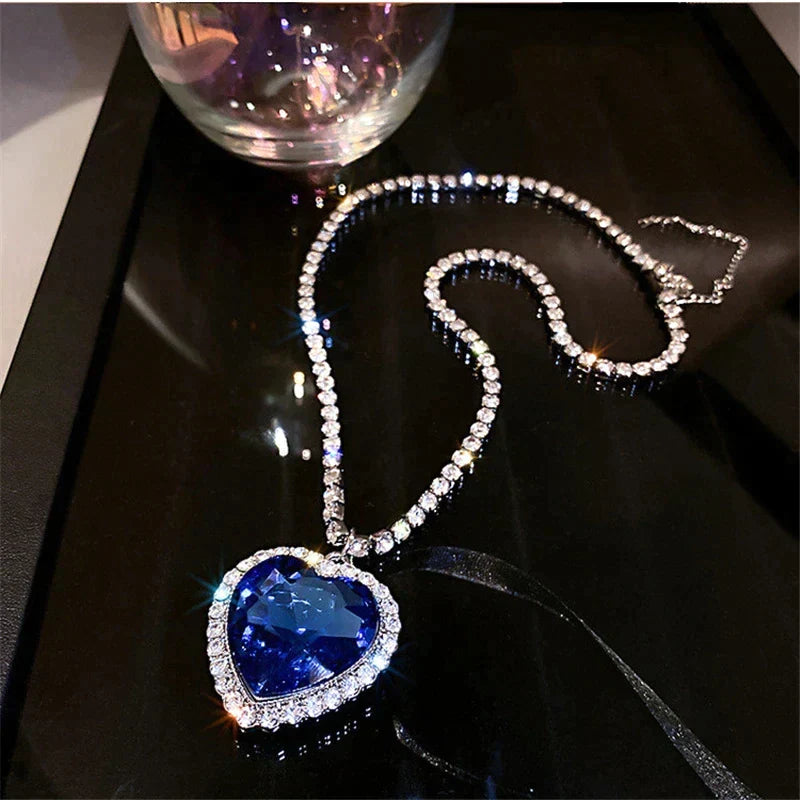 Stijlvolle dames halsketting met blauw kristal hart, modieus cadeau voor haar, verzilverde afwerking.
