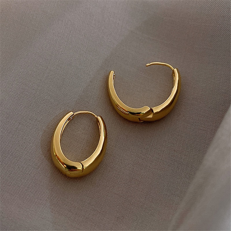Elegante gouden dames oorringen, klassiek en tijdloos design. Ideaal als cadeau voor haar.