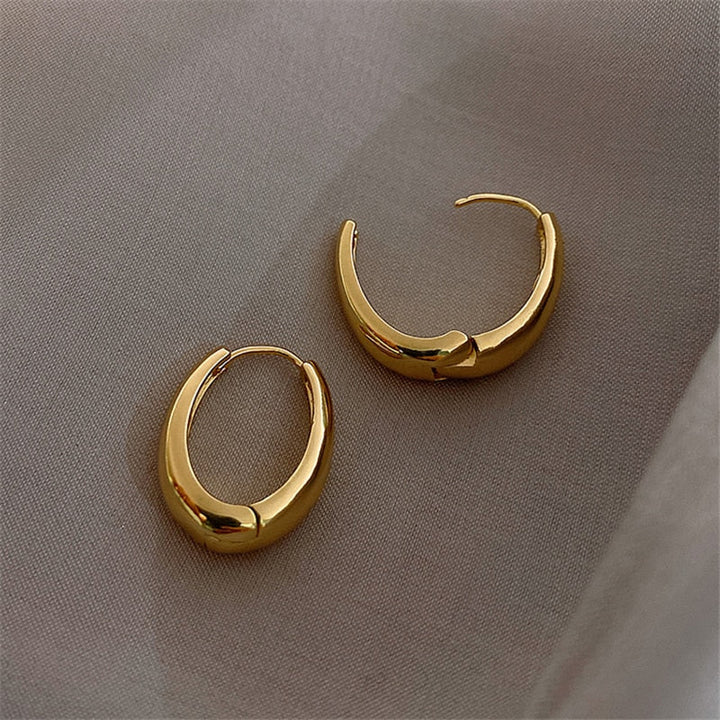 Elegante gouden dames oorringen, klassiek en tijdloos design. Ideaal als cadeau voor haar.