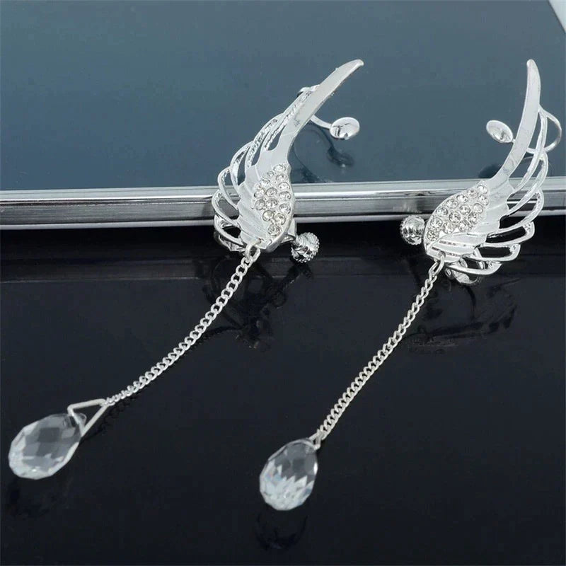 Gedetailleerde engelenvleugel oormanchet, zilverkleurig. Mooie dames sieraden die elegantie uitstralen.