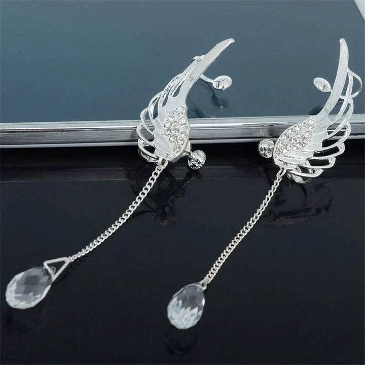 Gedetailleerde engelenvleugel oormanchet, zilverkleurig. Mooie dames sieraden die elegantie uitstralen.