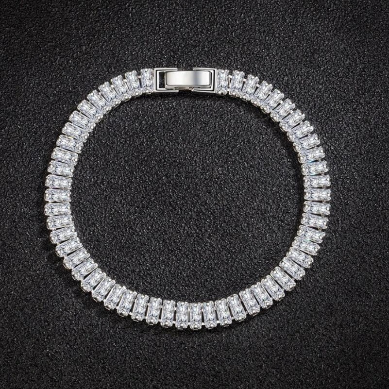 Luxe verzilverde damesarmband met sprankelende kristallen. Een elegant cadeau voor elke gelegenheid.