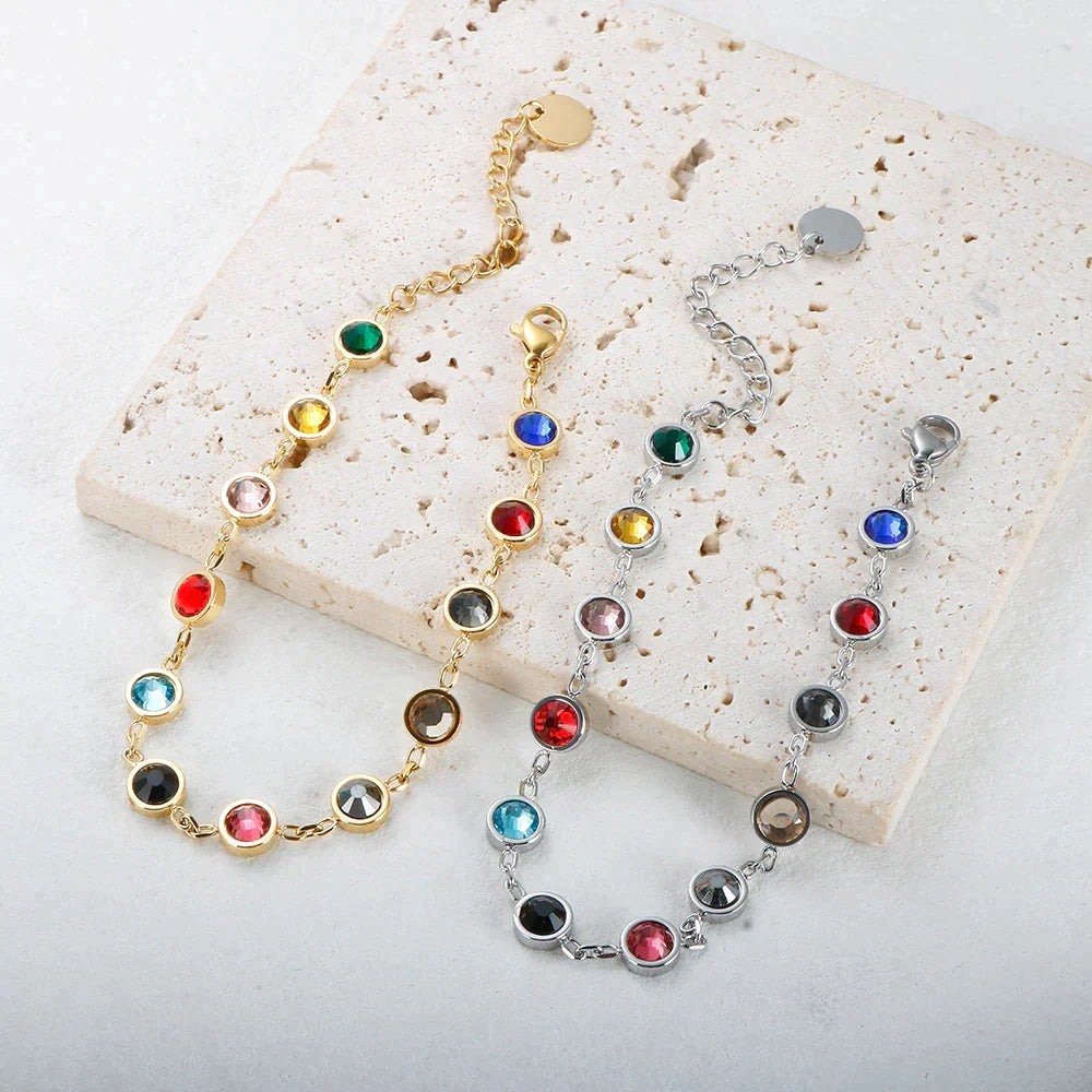 Close-up van kleurrijke regenboogkristal bedelarmband voor dames, met diverse glanzende stenen.