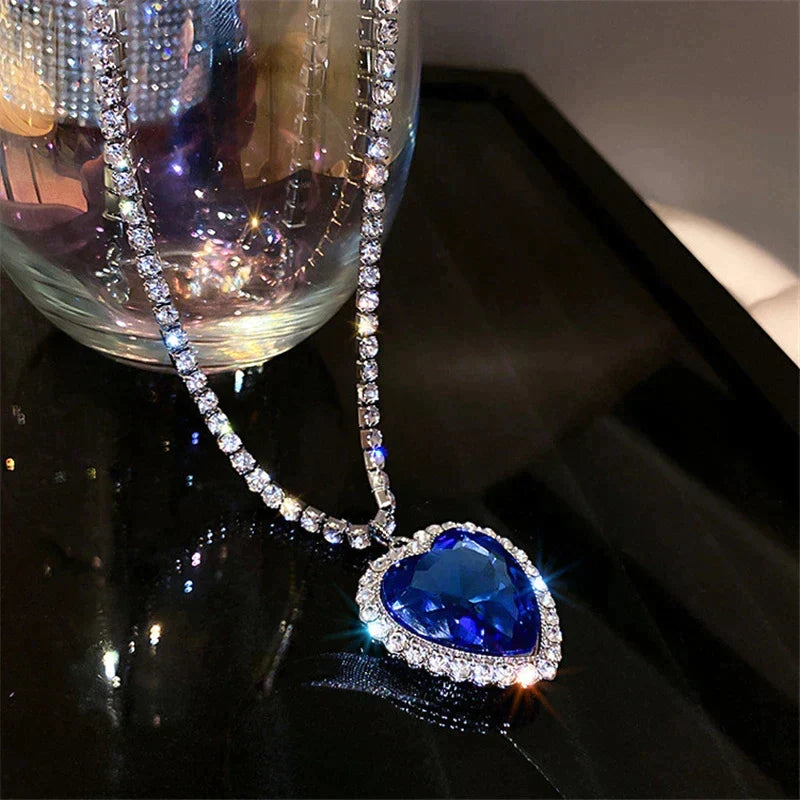 Close-up van sprankelend blauw kristal hart hanger, elegante damesketting met zirkonia strass, verzilverd.
