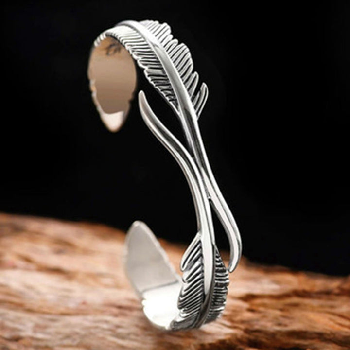 Stijlvolle unisex armband, verzilverd met gedetailleerde veren. Verstelbaar, ideaal cadeau en modieus accessoire.