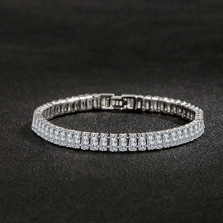 Glanzende verzilverde armband voor dames, versierd met schitterende kristallen. Chic sieraad.